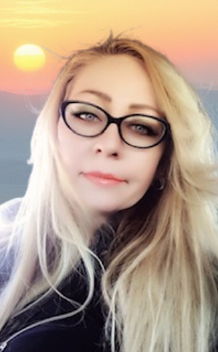 “Teanna — Creator of Reignite You!, helping midlife dreamers design freedom and purpose.”